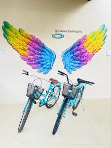 圣米格尔-杜斯米拉格里斯Chalés Sol de Milagres的两辆自行车,上面有翅膀
