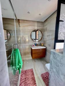 埃尔哈豪拉Harhoura的带淋浴和盥洗盆的浴室
