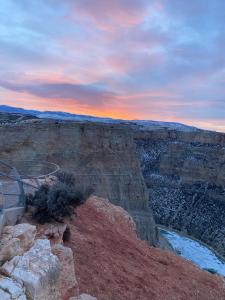 LovellHorseshoe Bend Motel的日落时分的大峡谷景色