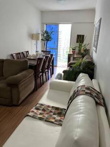 里约热内卢Barra da Tijuca的带沙发的客厅和用餐室