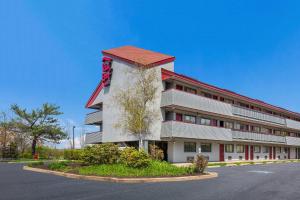 威克斯巴勒Red Roof Inn Wilkes-Barre Arena的一座白色的大建筑,有红色的屋顶