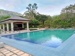 科隆Villa Marilyn Resort and Hotel的一个带凉亭的游泳池