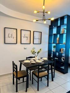 特古西加尔巴Monoambiente Apart-Studio的一间用餐室,配有黑色的桌子和椅子