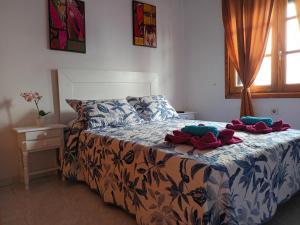 马赫Apartamentos Playa Honda的一间卧室配有带毛巾的床