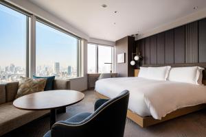 东京东京品川诗颖洲际酒店的酒店客房设有一张大床和一张沙发。