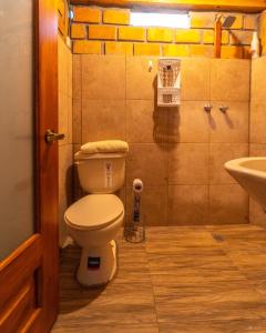 ValladolidFinca Valentina的一间带卫生间和水槽的浴室