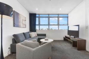 悉尼Broad Land Premium Apartments Chatswood Sydney的带沙发和电视的客厅