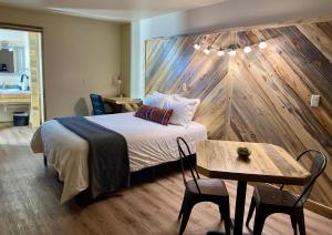 LovellHorseshoe Bend Motel的一间卧室配有一张木墙床