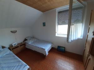 巴拉通马里亚弗都Eliza nyaraló的一间小卧室,配有两张床和窗户