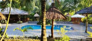 公主港Denika's Suites的棕榈树度假村内的游泳池