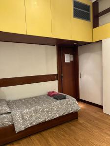 伊夫雷亚La Serra Olivetti的一间空房间,配有两张床和一扇门