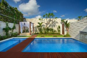 塞米亚克The Daha Luxury Villas的一座房子后院的游泳池