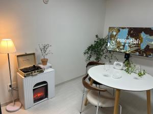 大邱Mi Stay - StarBnB branch的一间带桌子和壁炉的用餐室