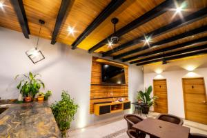 查帕拉Villa Guadalupe的客厅设有木制天花板和桌椅