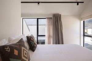 弗兰克顿Remarkables View, 1BDR, Wi-Fi的一间卧室设有一张床和一个大窗户
