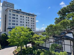 秋田格兰蒂亚路线秋田Spa度假经济型酒店的享有酒店花园的景致。