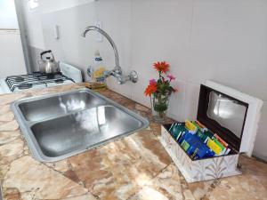 卡皮亚德尔德尔蒙特Sol y Monte的厨房柜台设有水槽和炉灶。