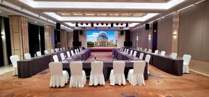深圳深圳上海宾馆 -免费迷你吧及延迟退房的大型会议室,配有长桌子和椅子