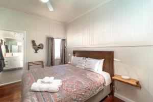 谭伯连山坦博林山度假屋的一间卧室配有一张床,上面有两条毛巾