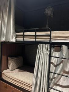 河内河内奢华酒店的客房内的两张双层床