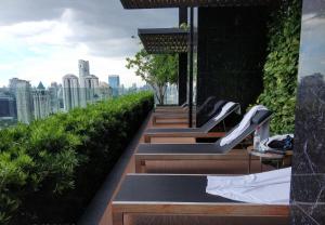 曼谷Sathon Luxury High-rise Apartment City View KingPower ,IconSiam ,BNH,Silom的建筑物屋顶上的一排长椅