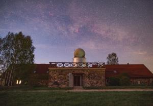 塔尔西Albireo的一座建筑,上面有一个夜间的天文台