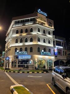 北赖S Hotel Seberang Jaya的街上的白色大建筑