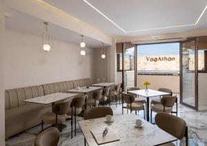 阿菲托斯VagAthan - Lux Holidays的餐厅设有桌椅和窗户。