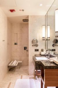 郑州郑州绿地JW万豪酒店的一间带水槽和大镜子的浴室