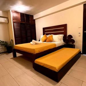 罗昂Angelina Villas_R1_Arte Casa_Malapascua的一间酒店客房,房间内设有两张床