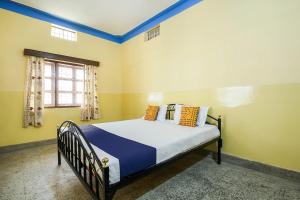 兰奇SPOT ON Cherish Guest House的一间卧室设有一张蓝色和黄色的墙壁。