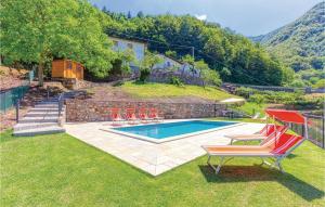 SassalboCasa Il Capriolo的后院设有游泳池、椅子和房屋
