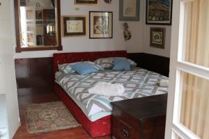 特里班Villa Ela的一间卧室配有一张带镜子和桌子的床