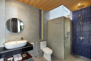 坎古Amandaya Canggu的一间带水槽、卫生间和镜子的浴室