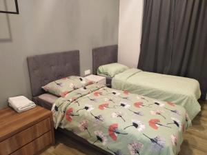怡保八角形怡保公寓的一间卧室配有两张床、一个梳妆台和一张睡床。