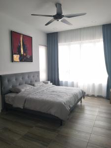 怡保八角形怡保公寓的一间卧室配有一张床和吊扇