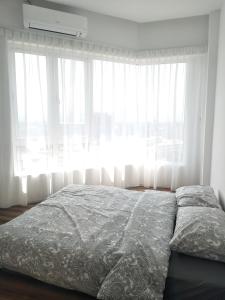八角形怡保公寓客房内的一张或多张床位