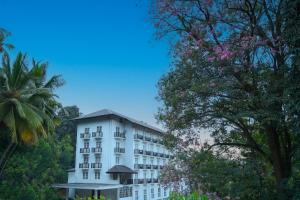 康提BPR - Asgiriya ,Kandy的前面有树木的白色建筑