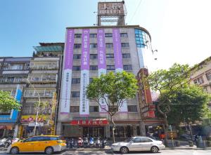 台北上格大饭店的粉红色的建筑,上面有一个钟楼