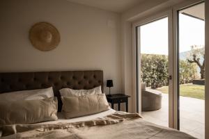 思科纳View House - Chalet Goyen的一间卧室设有一张床和一个滑动玻璃门