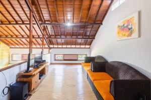 努沙杜瓦Villa Padma by Best Deals Asia Hospitality的带沙发和电视的客厅