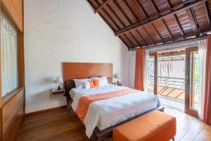 努沙杜瓦Villa Padma by Best Deals Asia Hospitality的一间卧室设有一张床和一个大窗户