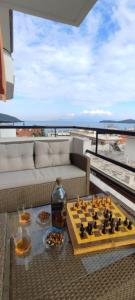 尼亚普拉莫斯SEAgull apartments的阳台上的桌子上的国际象棋棋盘
