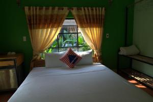 峰牙Greenfield Ecostay的卧室配有一张大白色床和窗户