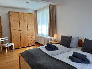 海利根港Ferienwohnung Möwe的一间卧室配有两张带蓝色枕头的床。