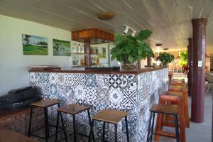 峰牙Greenfield Ecostay的餐厅前方设有带凳子的酒吧