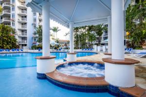 黄金海岸贝沙湾伯德酒店的度假村的游泳池 - 带热水浴池