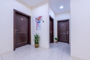 吉达الياسمين的建筑里带两扇门和植物的走廊