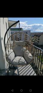 巴亚马雷Jacuzzi Apartment的阳台顶部的藤椅
