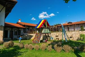 阿巴纳西拉切夫公寓酒店的站在带游乐场的院子中的儿童